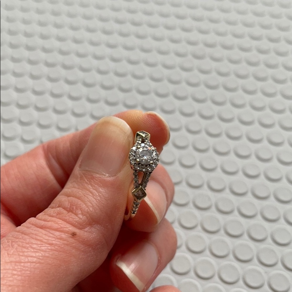 Diamond engagement ring - Picture 2 of 10